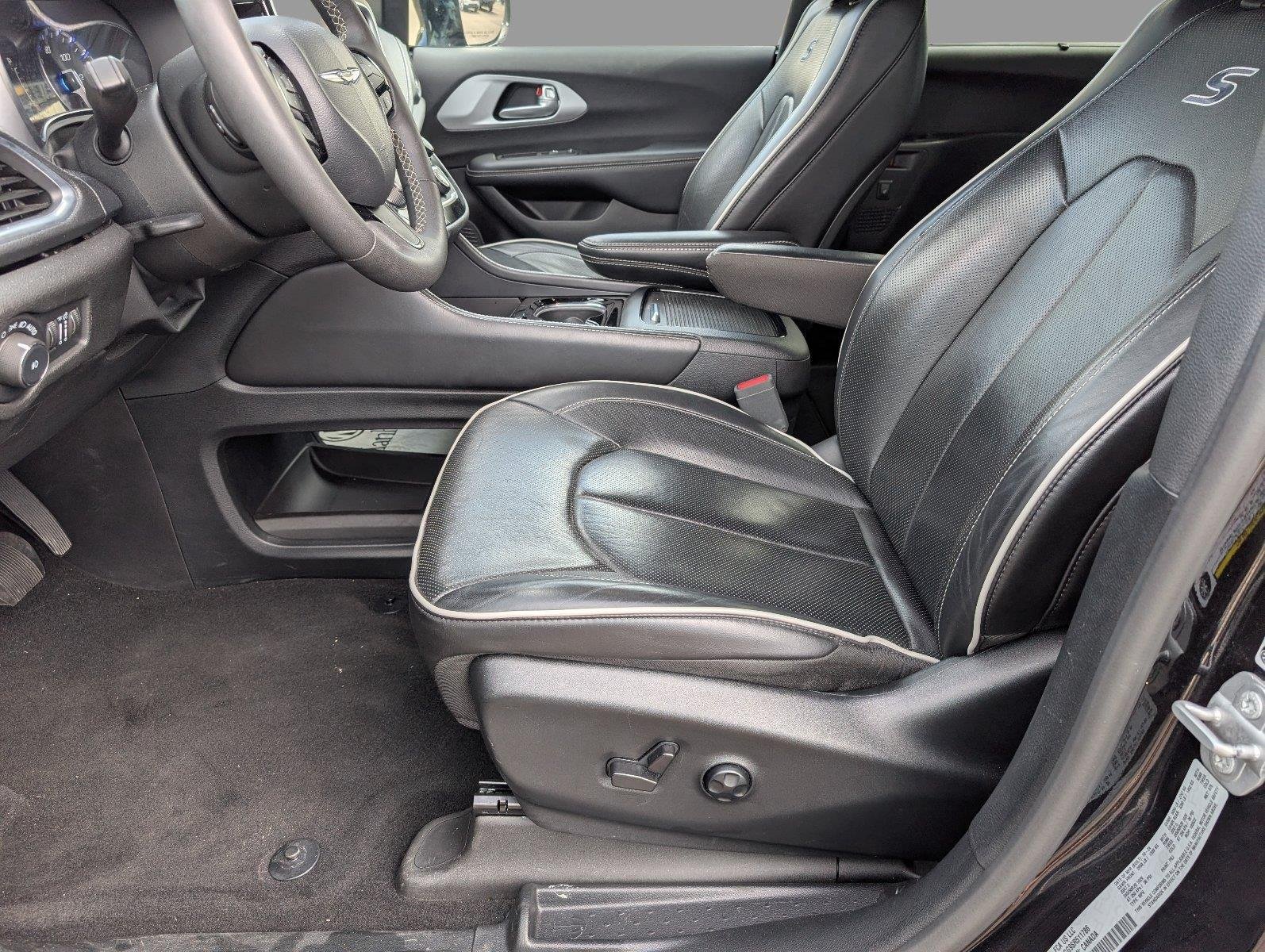 Used 2025 Diamond Black Crystal Pearlcoat Chrysler Limited image 3