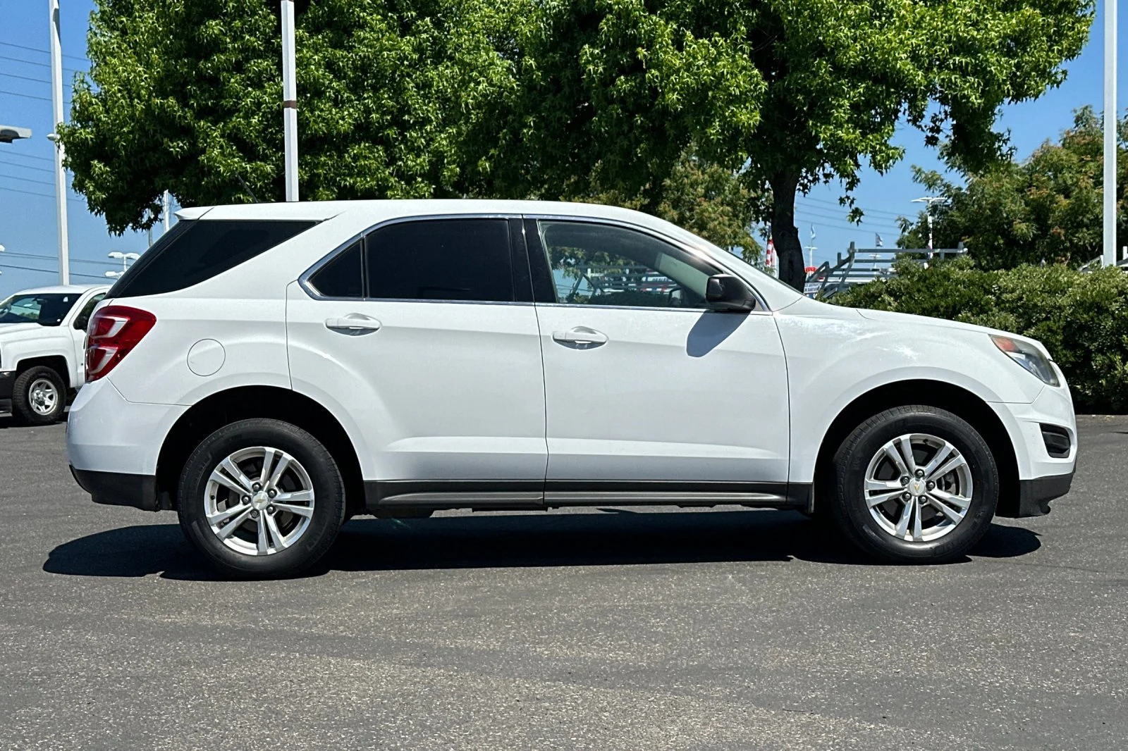 Used 2016 Summit White Chevrolet LS image 3