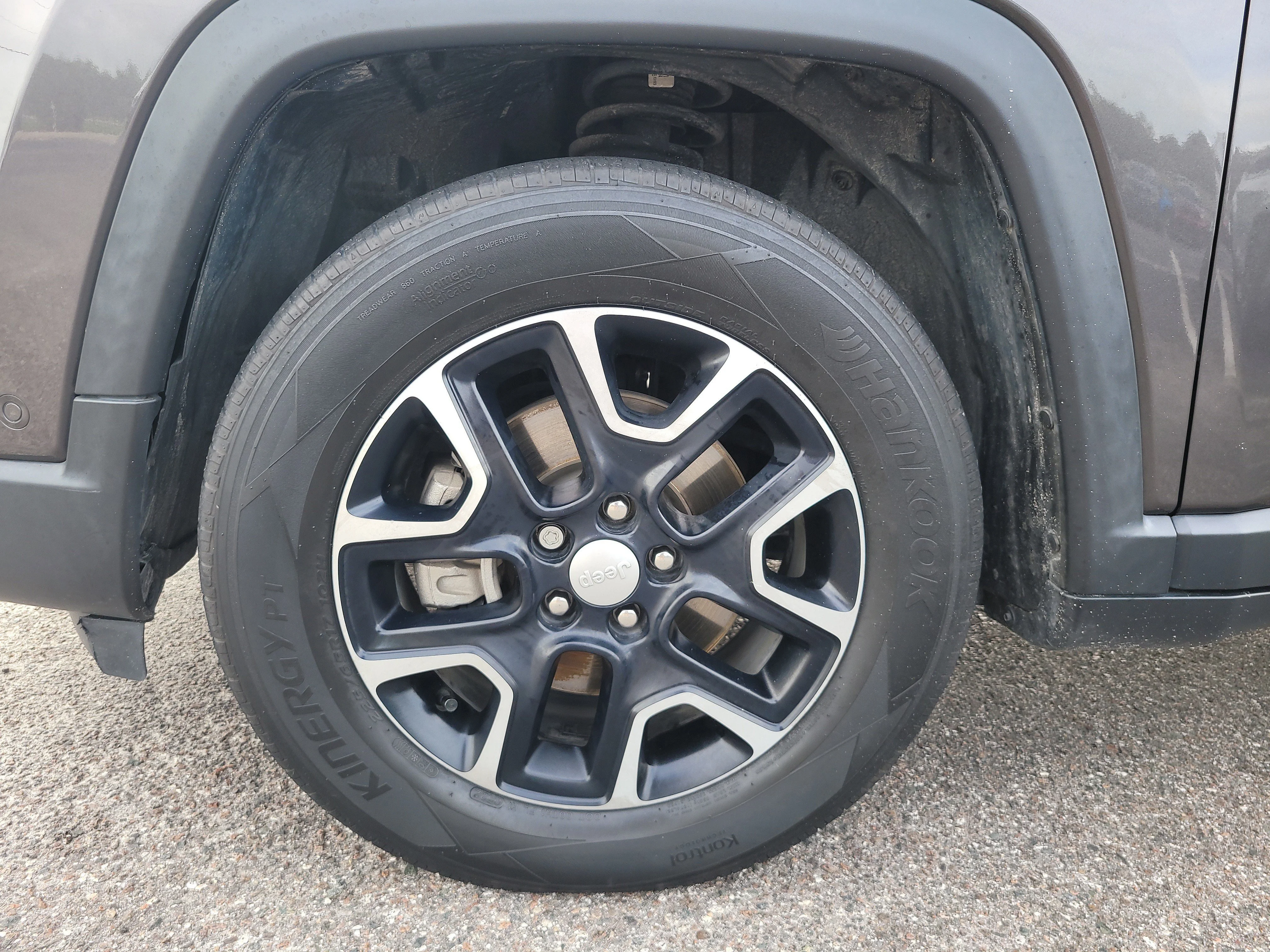 Used 2022 Granite Crystal Metallic Clearcoat Jeep Latitude image 9
