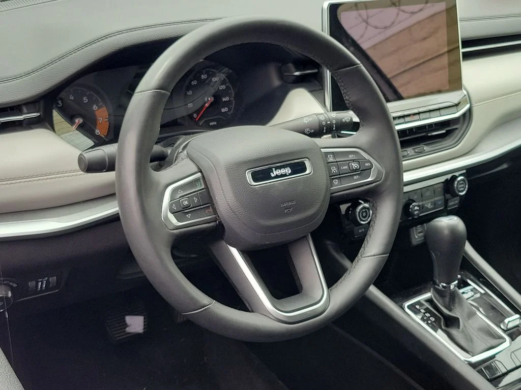 Used 2024 White/off-white Jeep Limited image 5