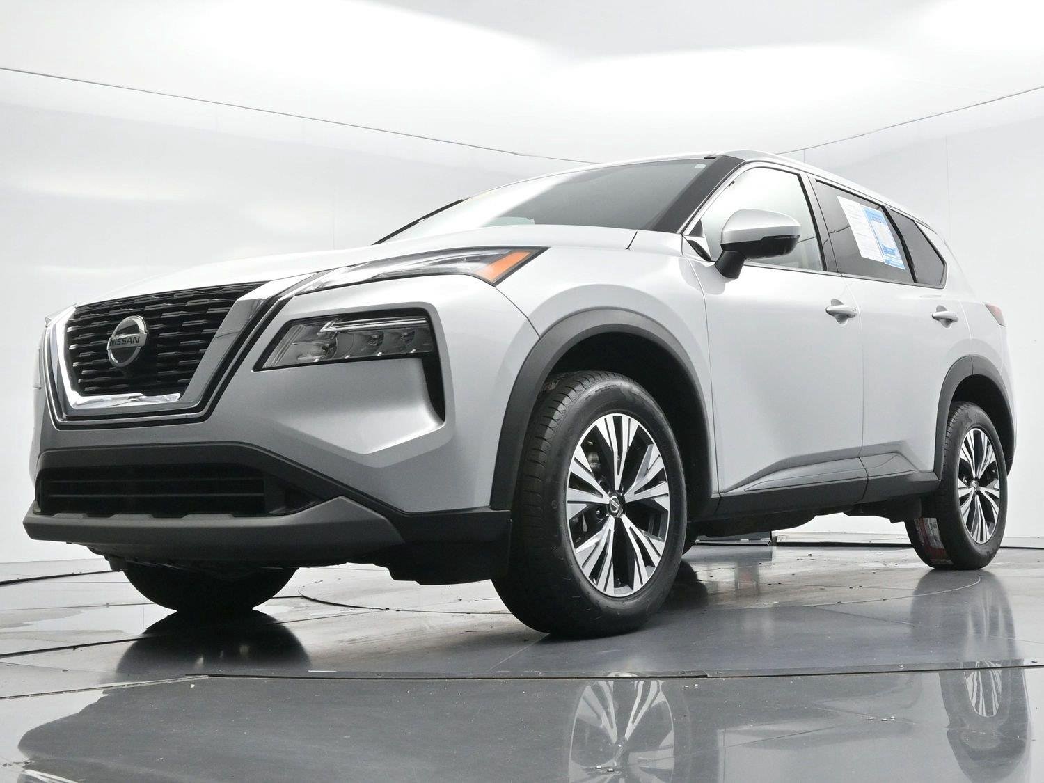Used 2021 Brilliant Silver Metallic Nissan SV image 44