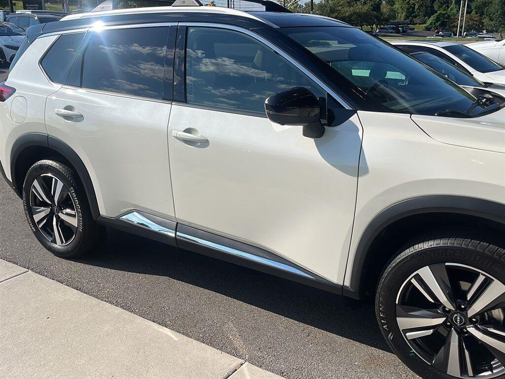 Used 2021 Pearl White Tricoat/Super Black Nissan SL image 5