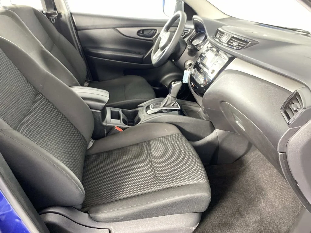 Used 2018 Caspian Blue Nissan S image 11