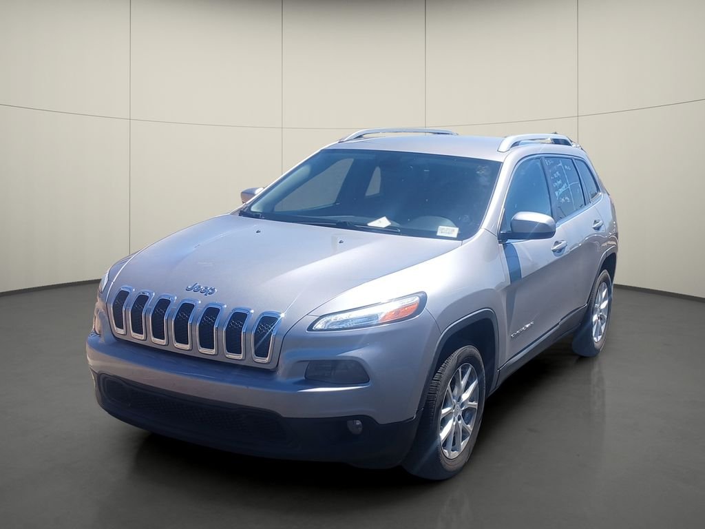 Used 2018 Silver Jeep Latitude Plus image 3