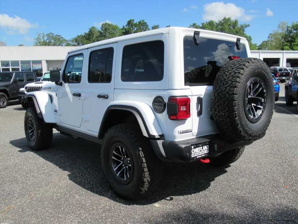 New 2026 Bright White Clear-Coat Exterior Paint Jeep Rubicon X image 6