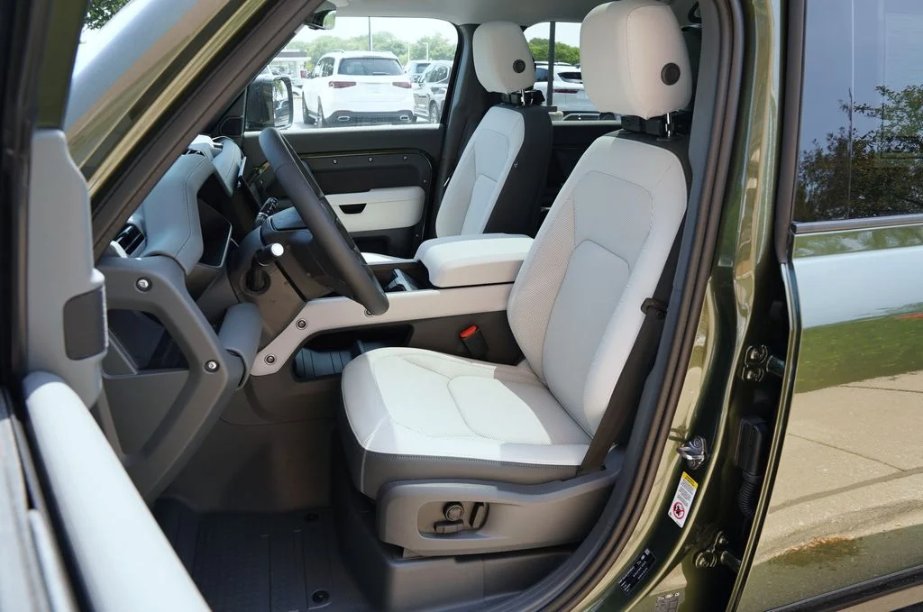 New 2026 Woolstone Green Land Rover X-Dynamic SE image 13