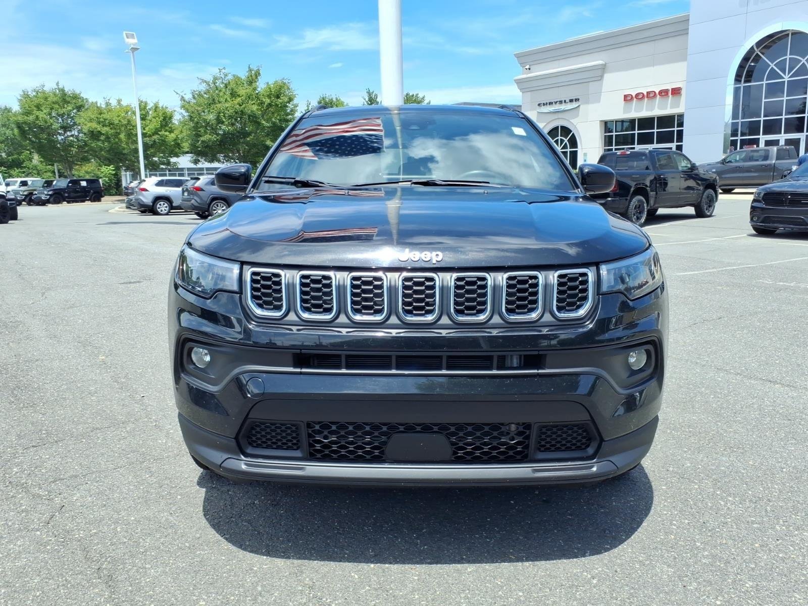 Used 2024 Diamond Black Crystal Pearlcoat Jeep Latitude image 12