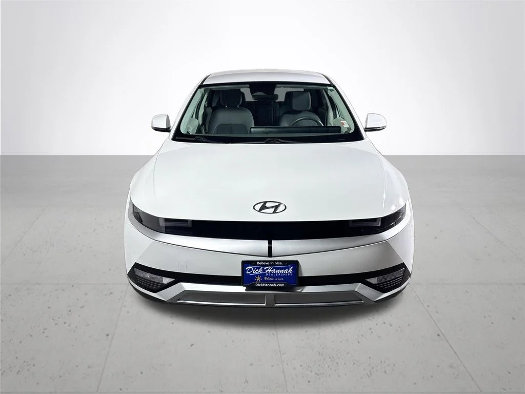 Used 2023 White Hyundai SE image 3
