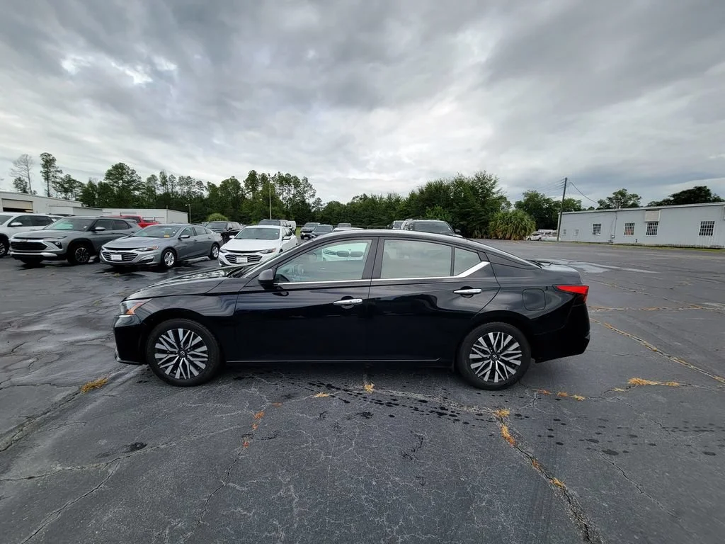 Used 2024 Black Nissan 2.5 SV image 2