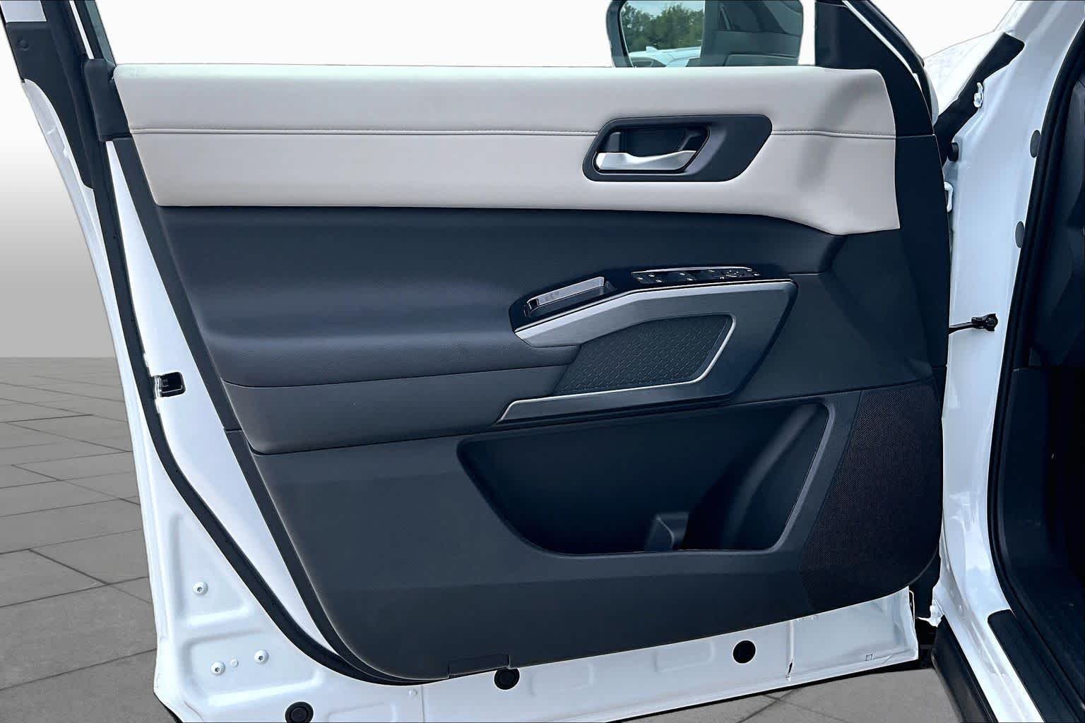 New 2026 Everest White Pearl TriCoat Nissan SL image 10