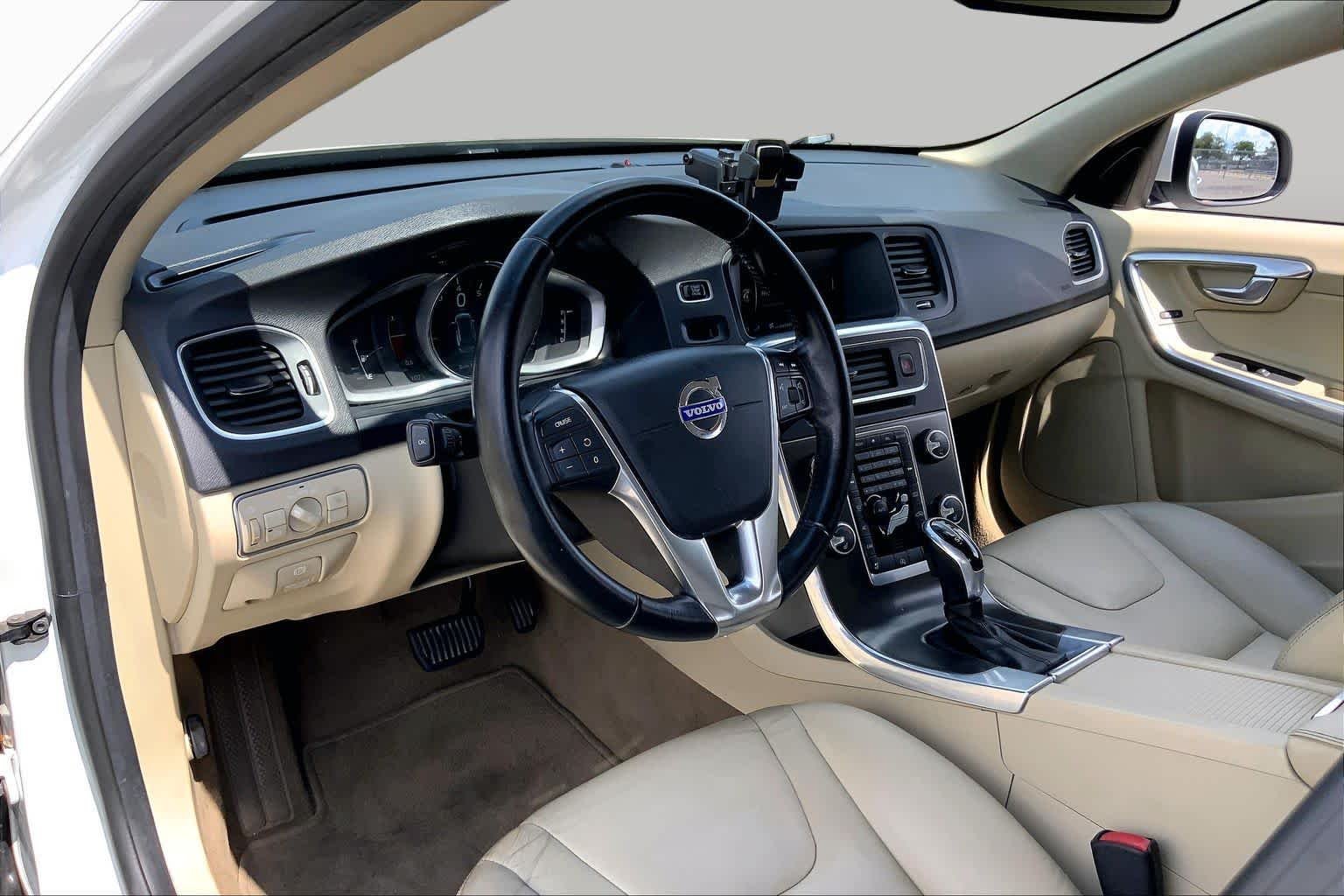 Used 2015 Crystal White Pearl Volvo T5 Drive-E Platinum image 17