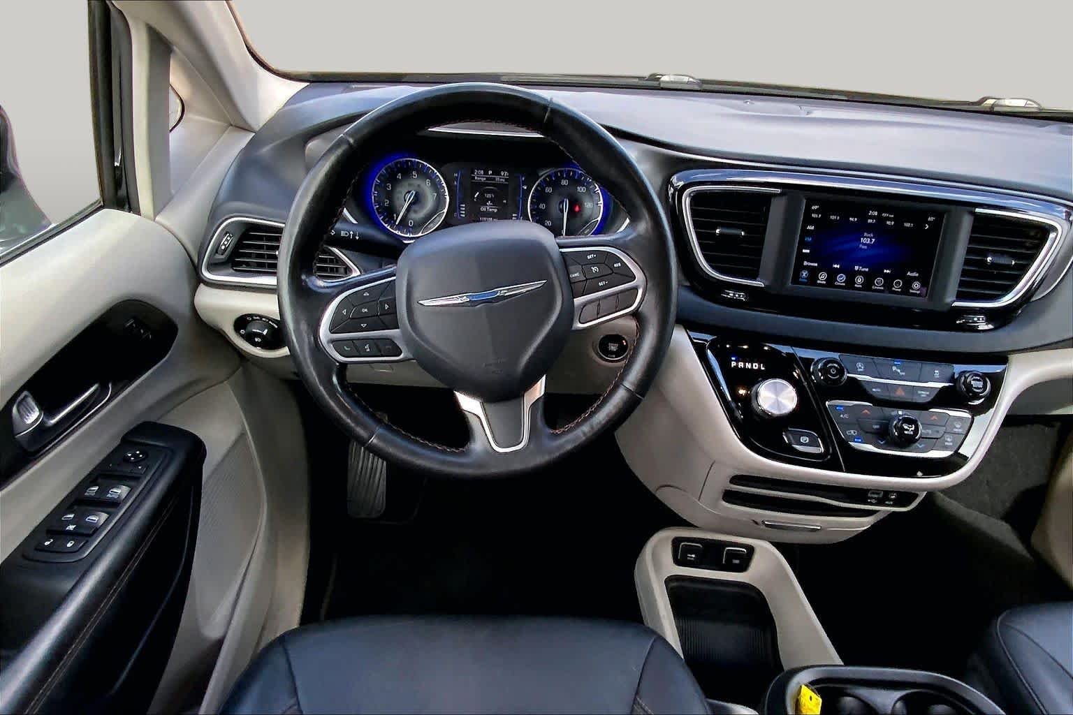Used 2020 Brilliant Black Crystal Pearlcoat Chrysler Touring L image 6