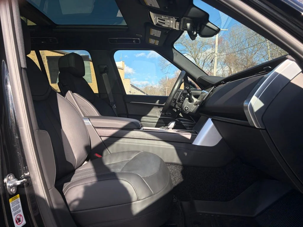 New 2025 Santorini Black Land Rover SE image 15