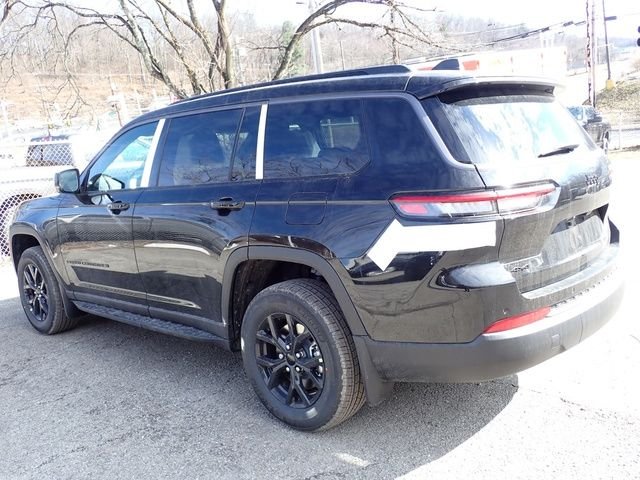 New 2026 Diamond Black Crystal Pearl-Coat Exterior Paint Jeep Altitude image 3