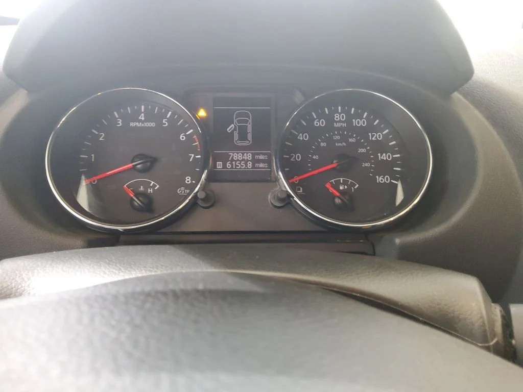 Used 2015 Gray Nissan S image 7