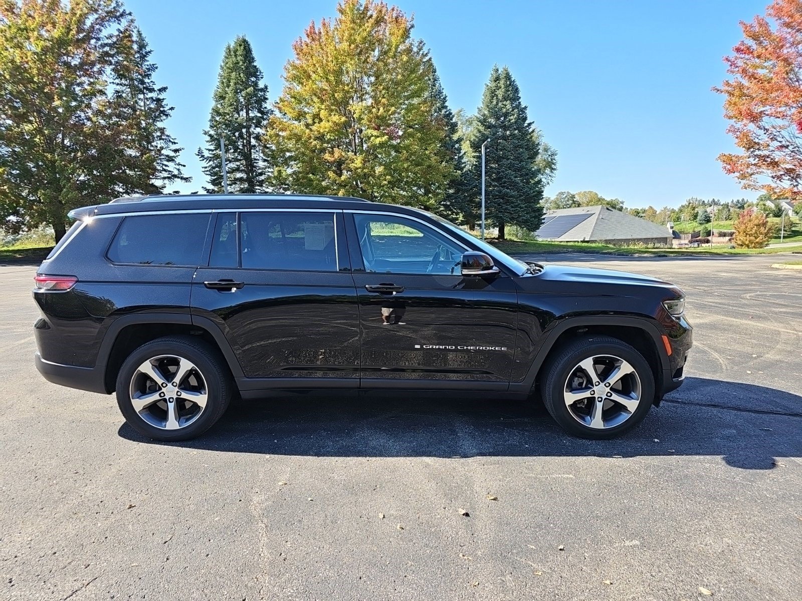 Certified Used 2023 Diamond Black Crystal Pearlcoat Jeep Limited image 6