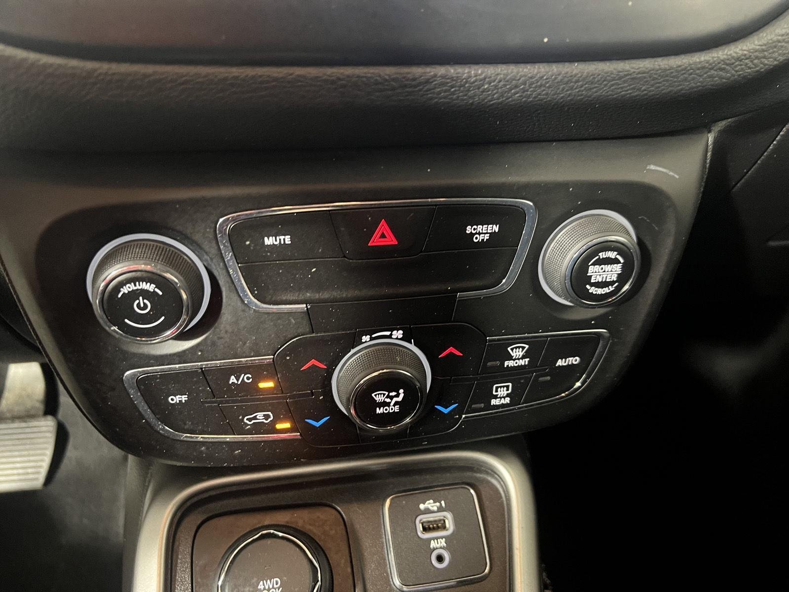 Used 2020 White Clearcoat Jeep Latitude image 17