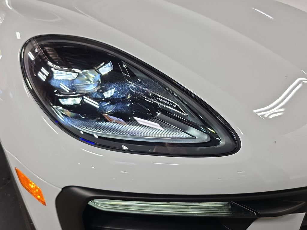 2026 Porsche Macan T - Photo 12
