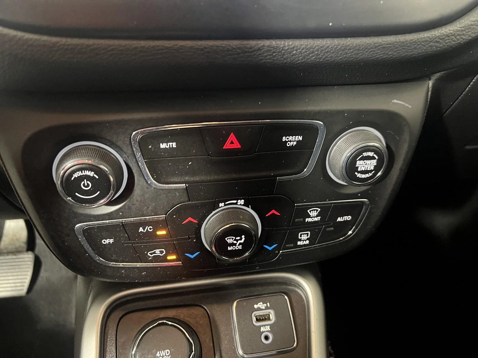 Used 2020 White Clearcoat Jeep Latitude image 17