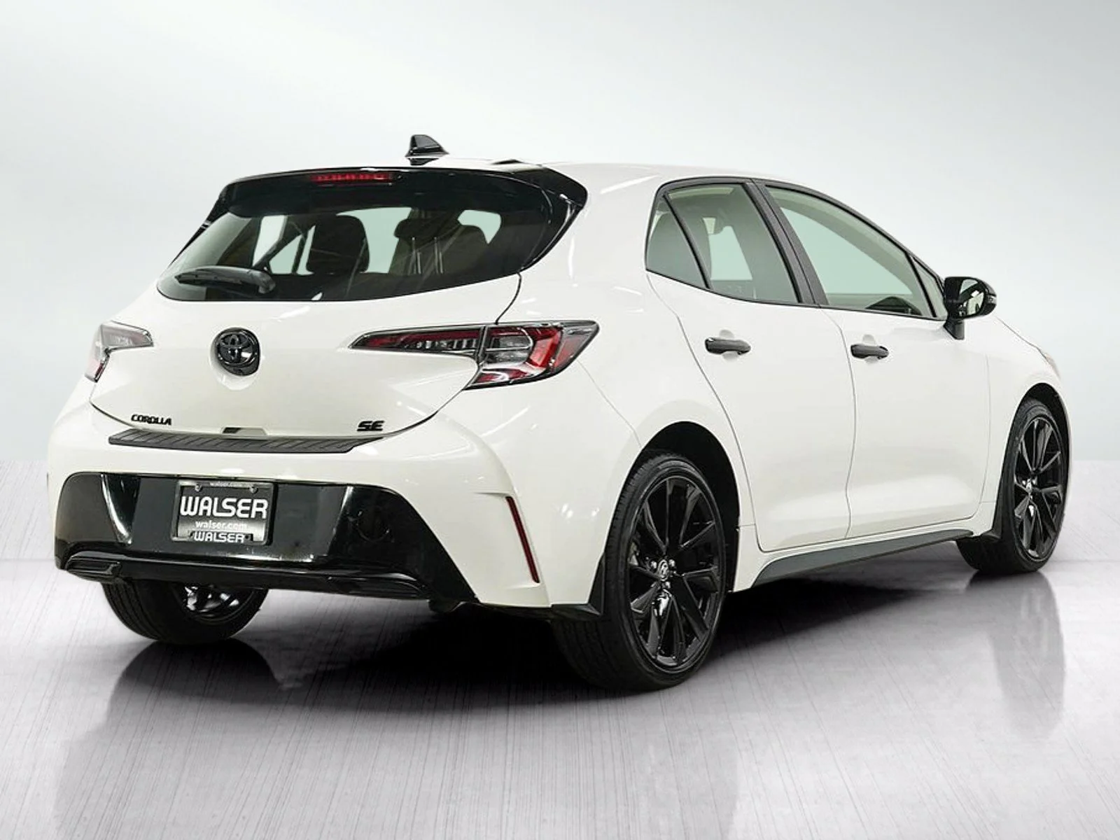 Used 2022  Toyota SE image 5