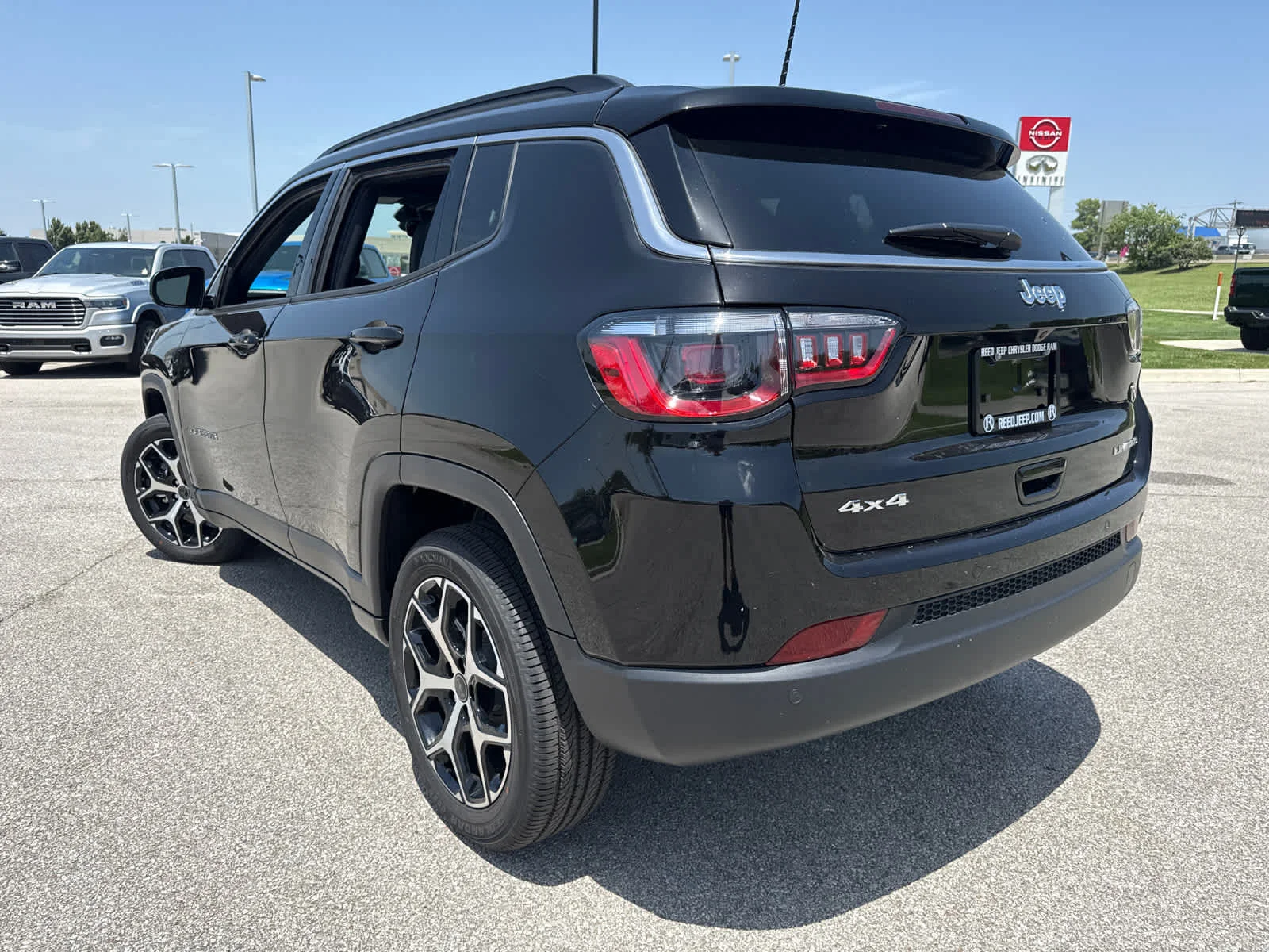New 2026 Diamond Black Crystal Pearl-Coat Exterior Paint Jeep Limited image 6