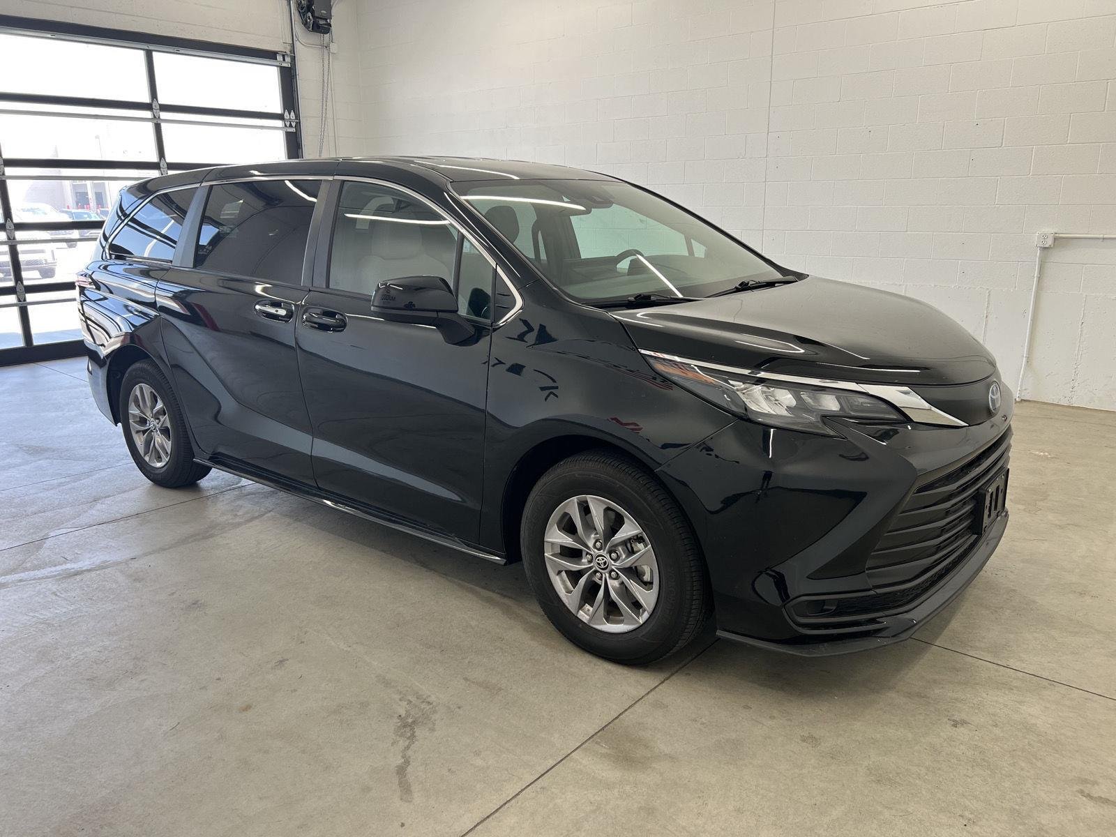2025 Toyota Sienna LE - Photo 12
