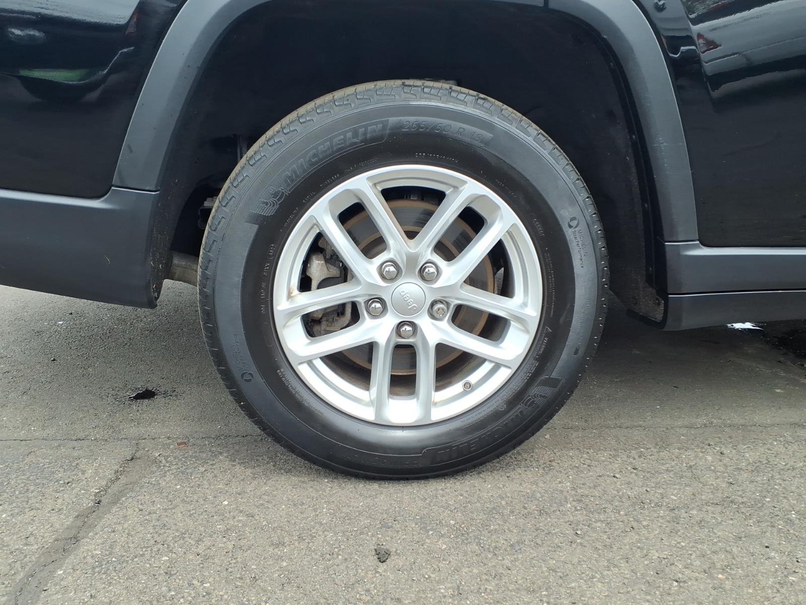 Used 2023 Black Jeep Laredo image 9