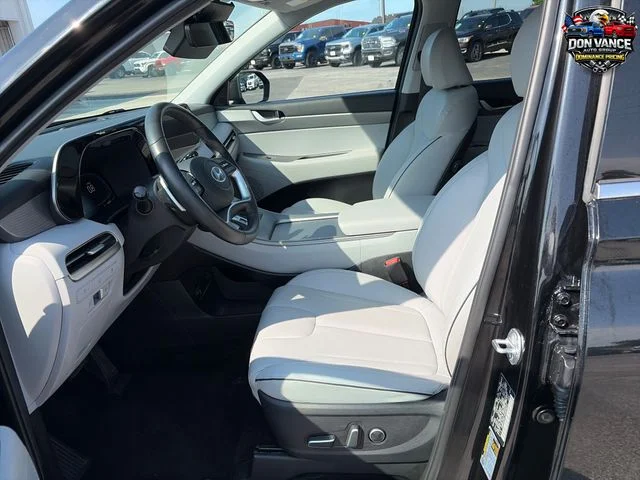 Used 2025 Black Hyundai SEL image 9