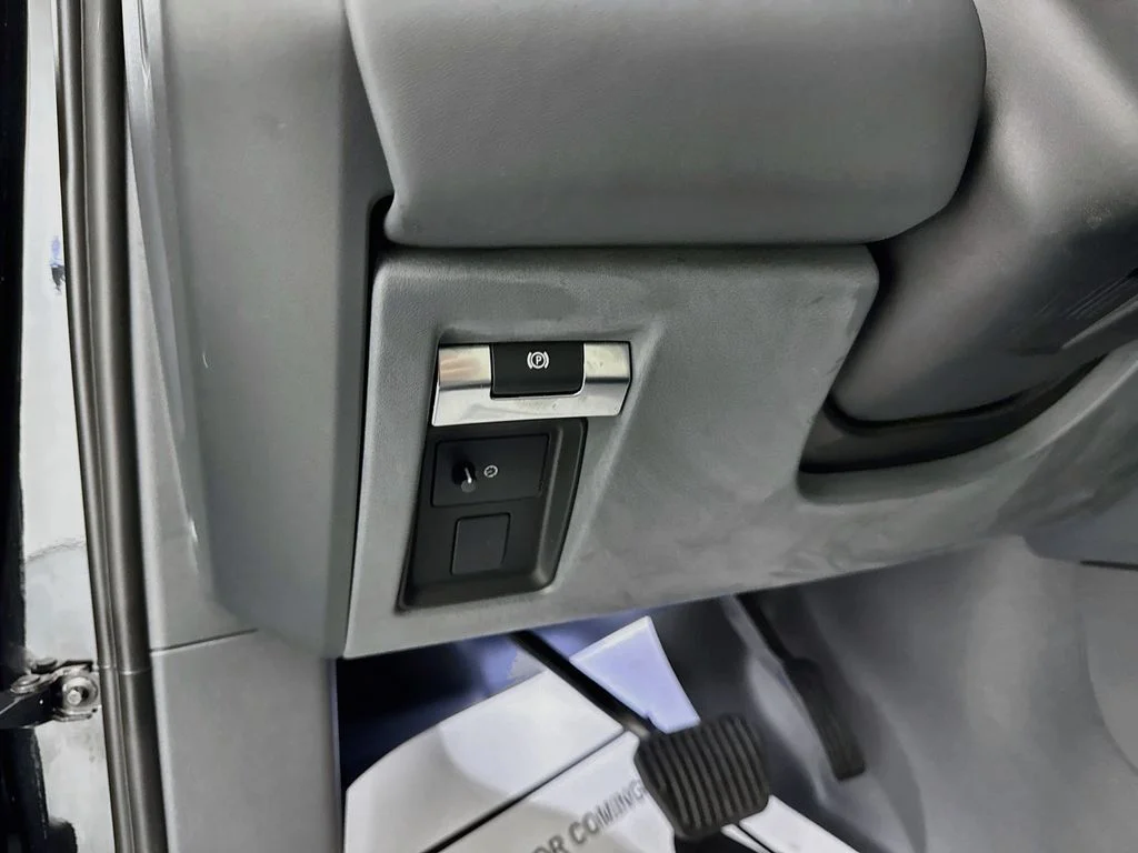 Used 2024 Black Land Rover X-Dynamic SE image 10