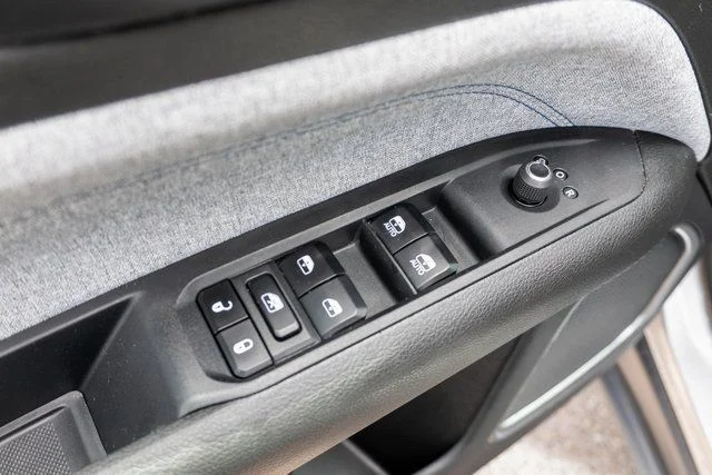 Used 2023 Silver Jeep Latitude image 19
