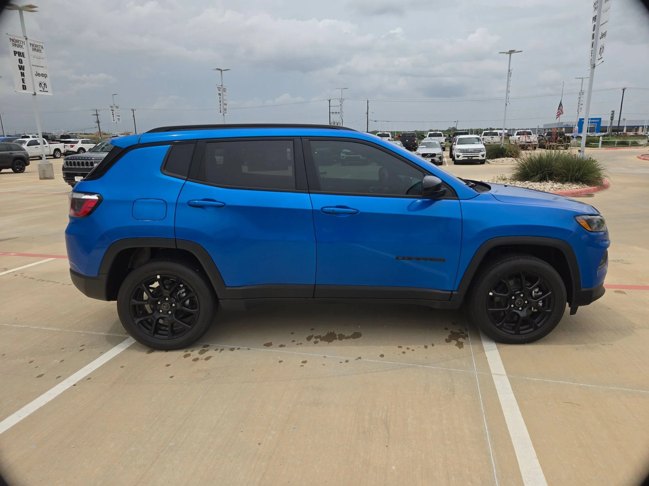 New 2026 Hydro Blue Pearlcoat Jeep Latitude image 2