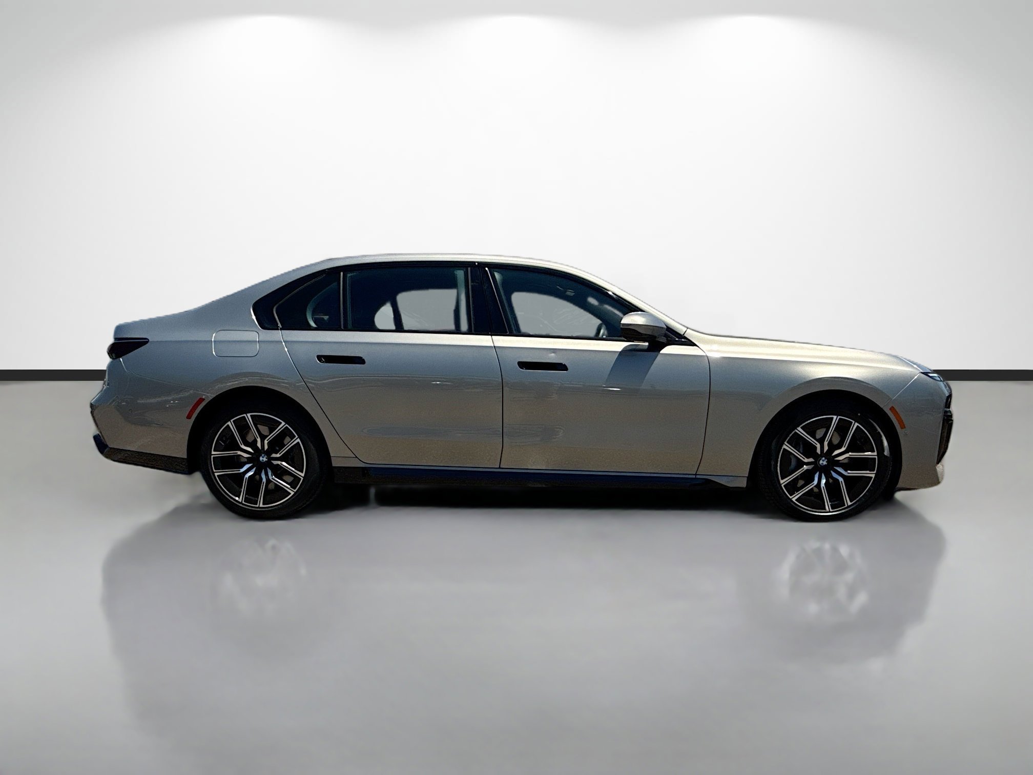 Used 2023 Oxide Grey Metallic BMW 760i xDrive image 2