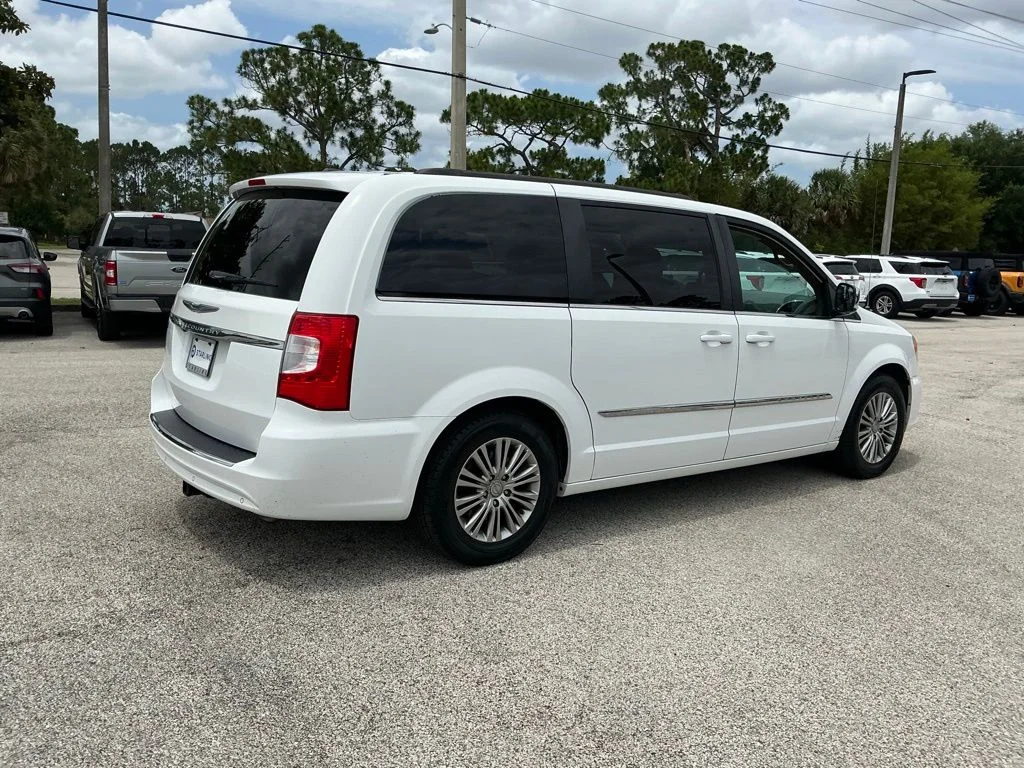 Used 2014 White Chrysler Touring-L image 15