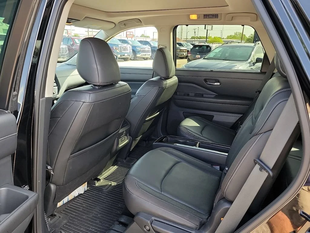 Used 2022  Nissan SL image 16