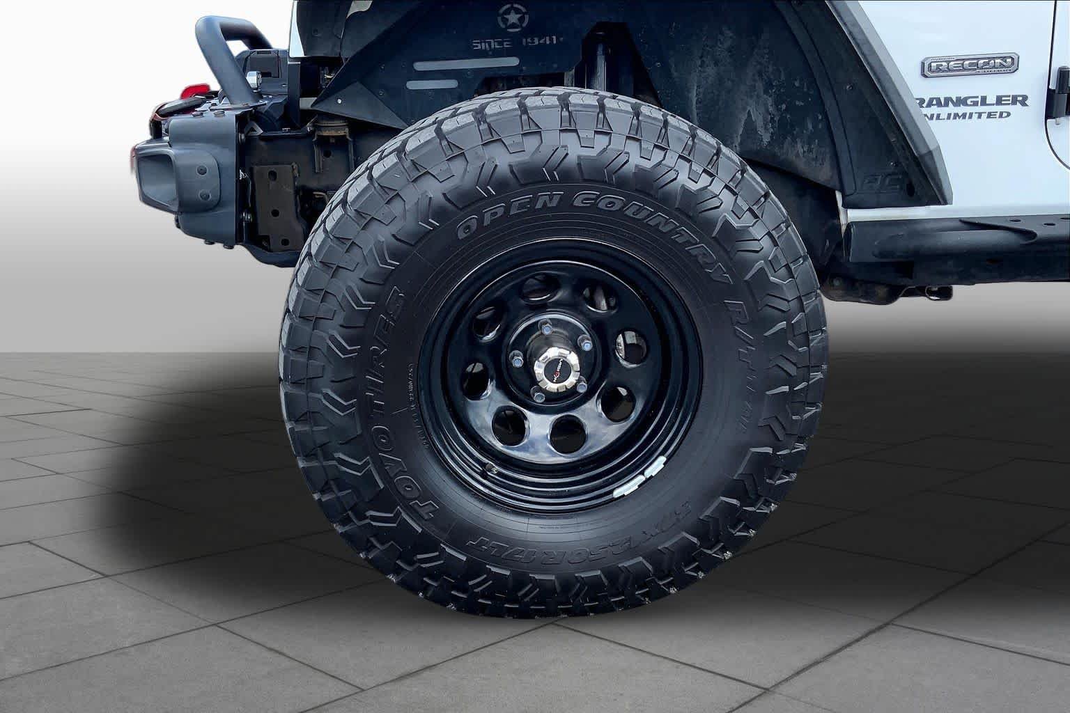 Used 2017 Bright White Clearcoat Jeep Rubicon Recon image 11