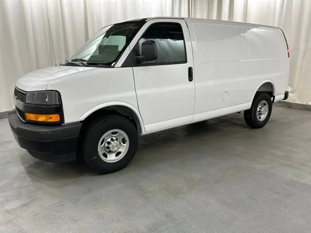 New 2026 Summit White Chevrolet WT image 2