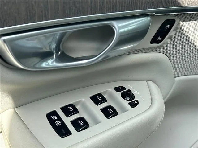 Used 2023 White Volvo B6 Plus 7-Seater image 21