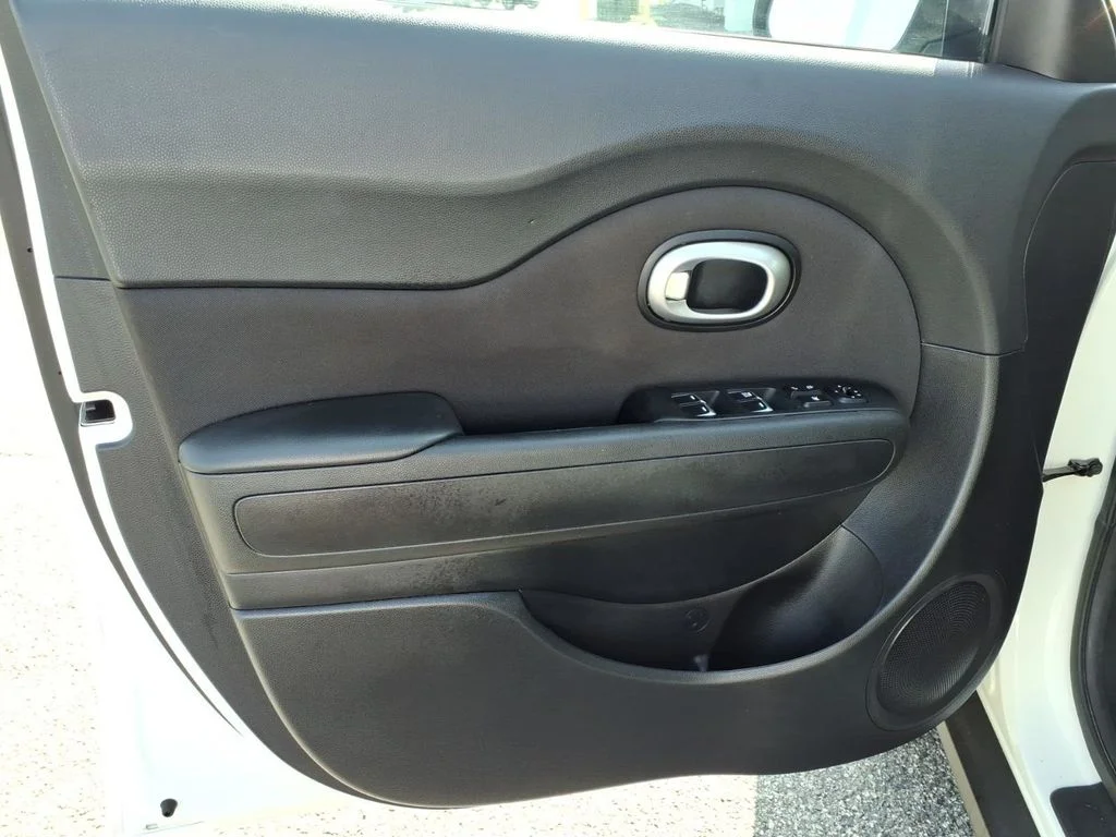 Used 2018 White Kia Base image 19