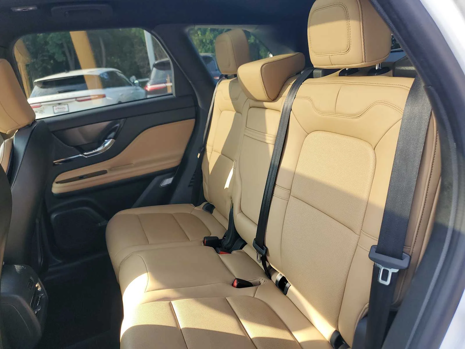 Used 2022 White Lincoln Reserve image 12