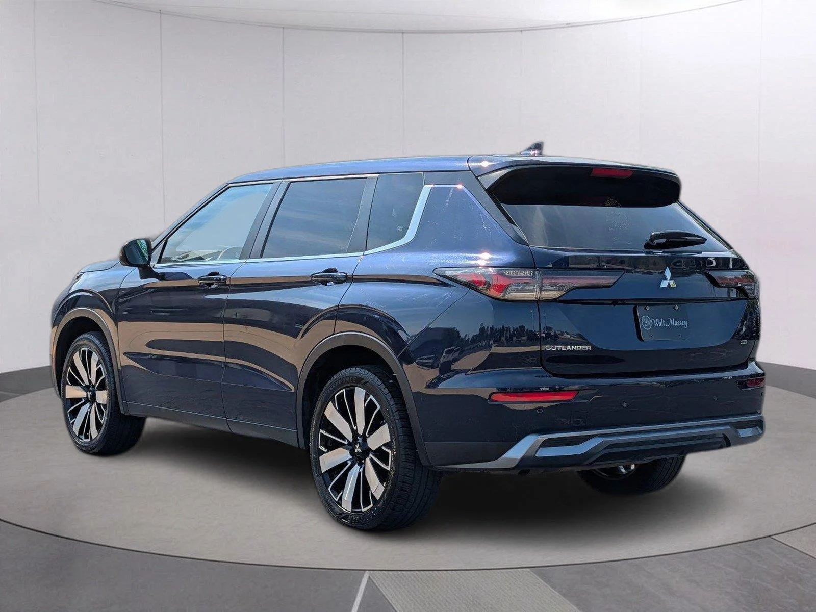 Used 2025 Cosmic Blue Metallic Mitsubishi SE image 3