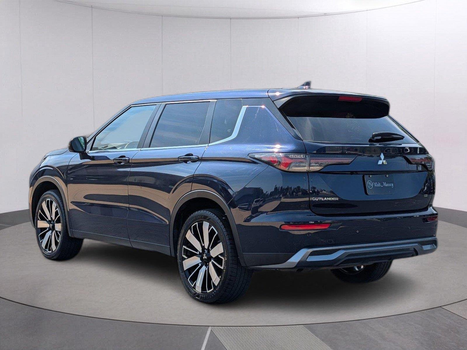 Used 2025 Cosmic Blue Metallic Mitsubishi SE image 3