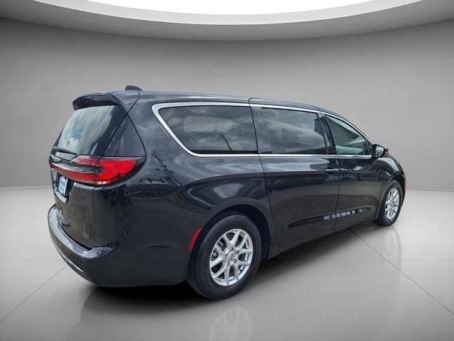 Used 2023 Brilliant Black Crystal Pearlcoat Chrysler Touring L image 5