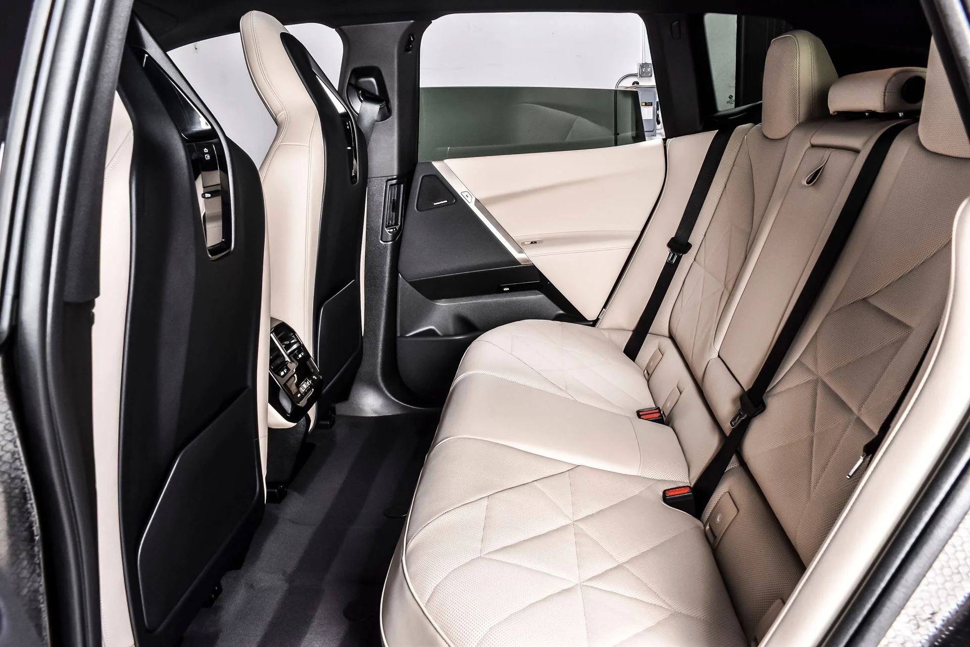 Used 2024 Red Metallic BMW xDrive50 image 18