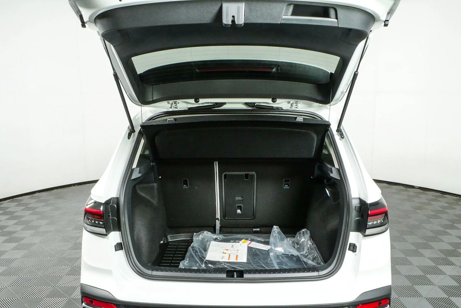 New 2026 Pure White Volkswagen SE image 31