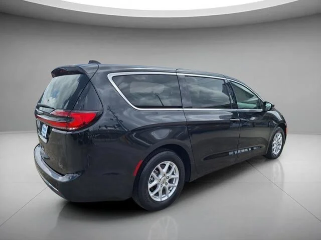Used 2023 Brilliant Black Crystal Pearlcoat Chrysler Touring L image 5