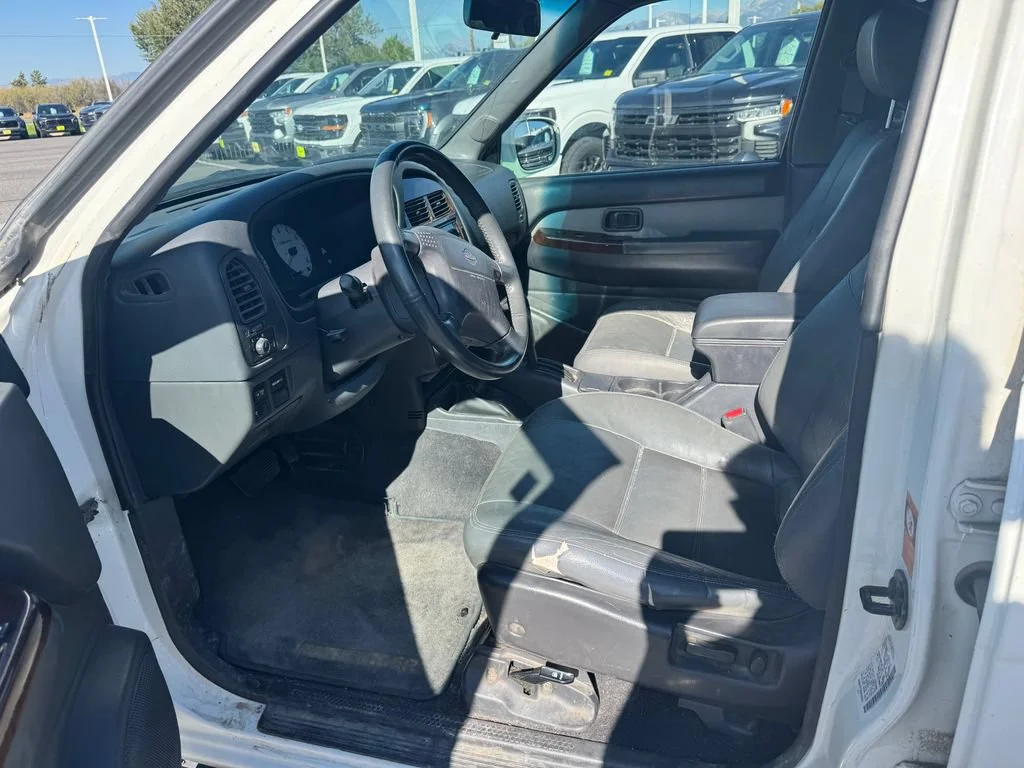 Used 2000 White Nissan XE image 4