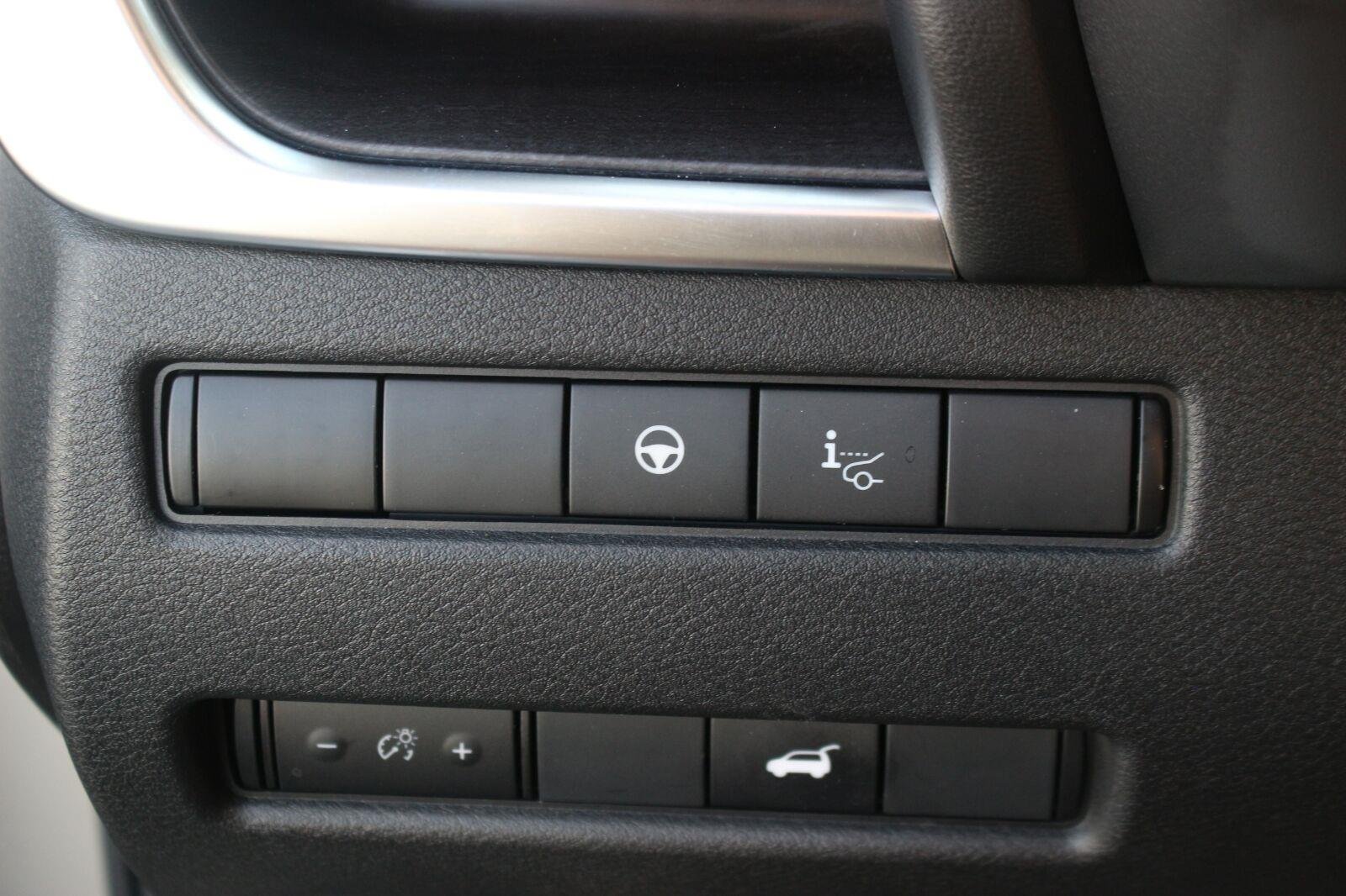 Used 2022 Gold Nissan Platinum image 32