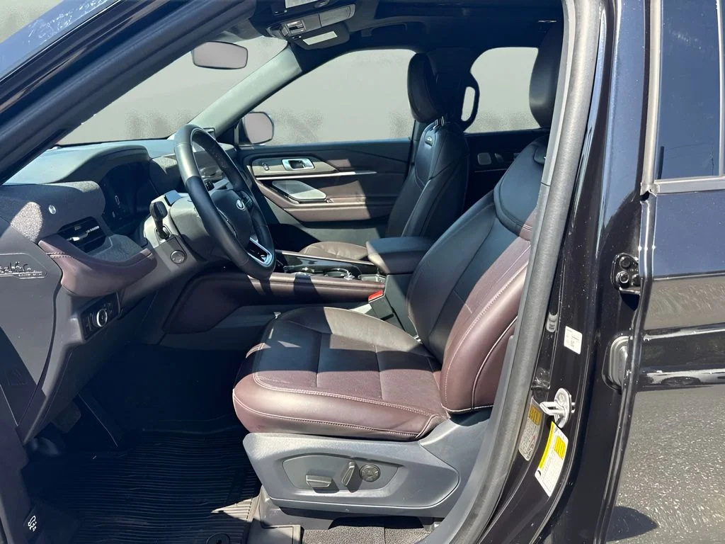 Used 2025 Black Ford Platinum image 5