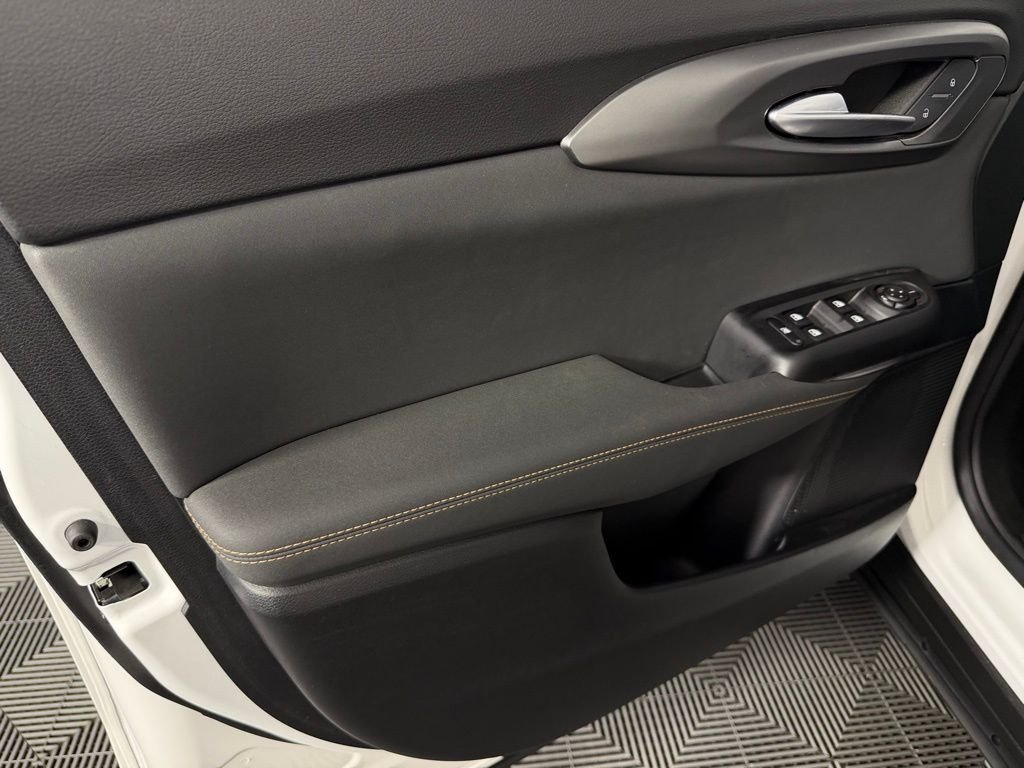Used 2025 White Alfa Romeo Base image 24