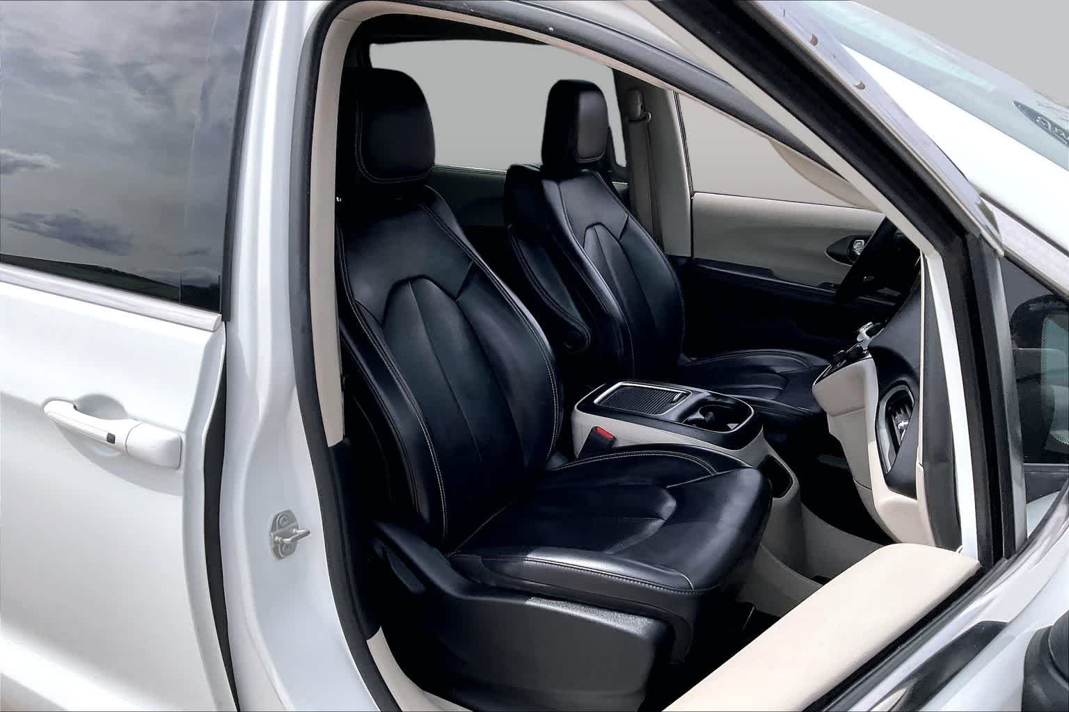 Used 2023 Bright White Clearcoat Chrysler Touring L image 9